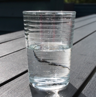 Glas Transparent halb voll leer