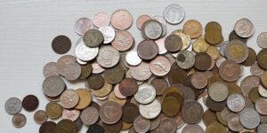 viele verschiedene Münzen unterschiedlicher Währungen Nebenkosten